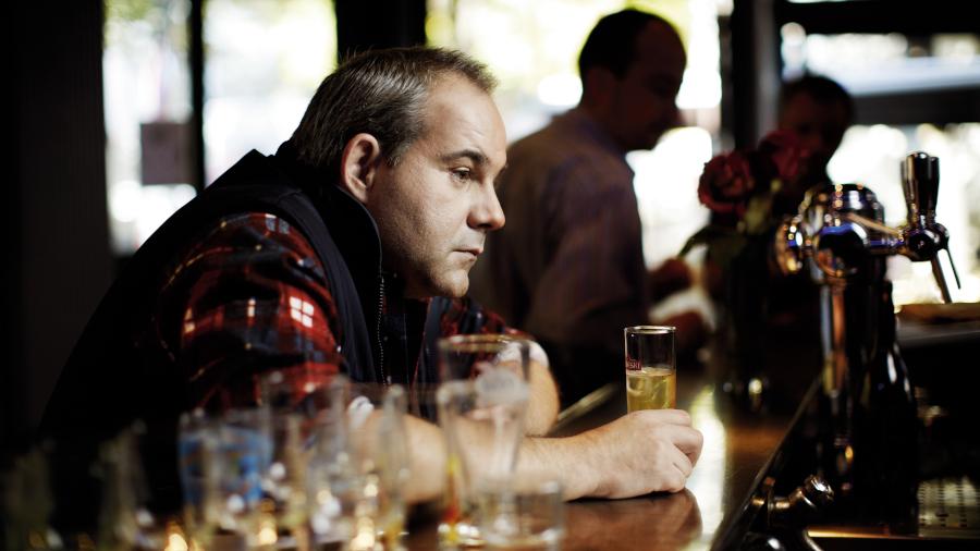 Homme au bar