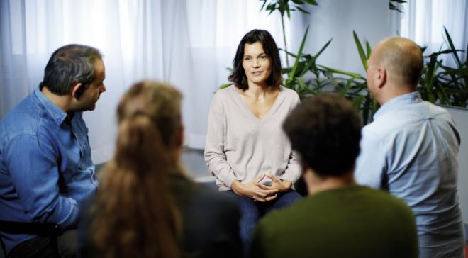 Femme dans un groupe de parole