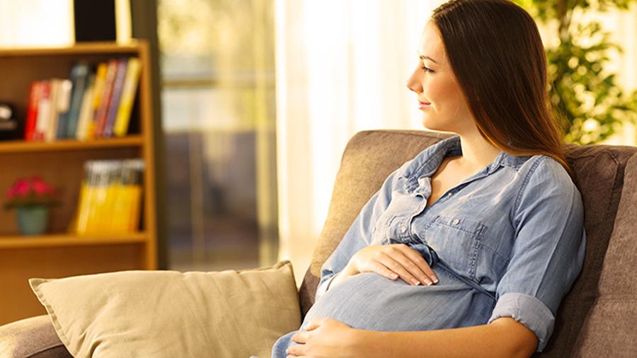 femme enceinte assise dans un canapé